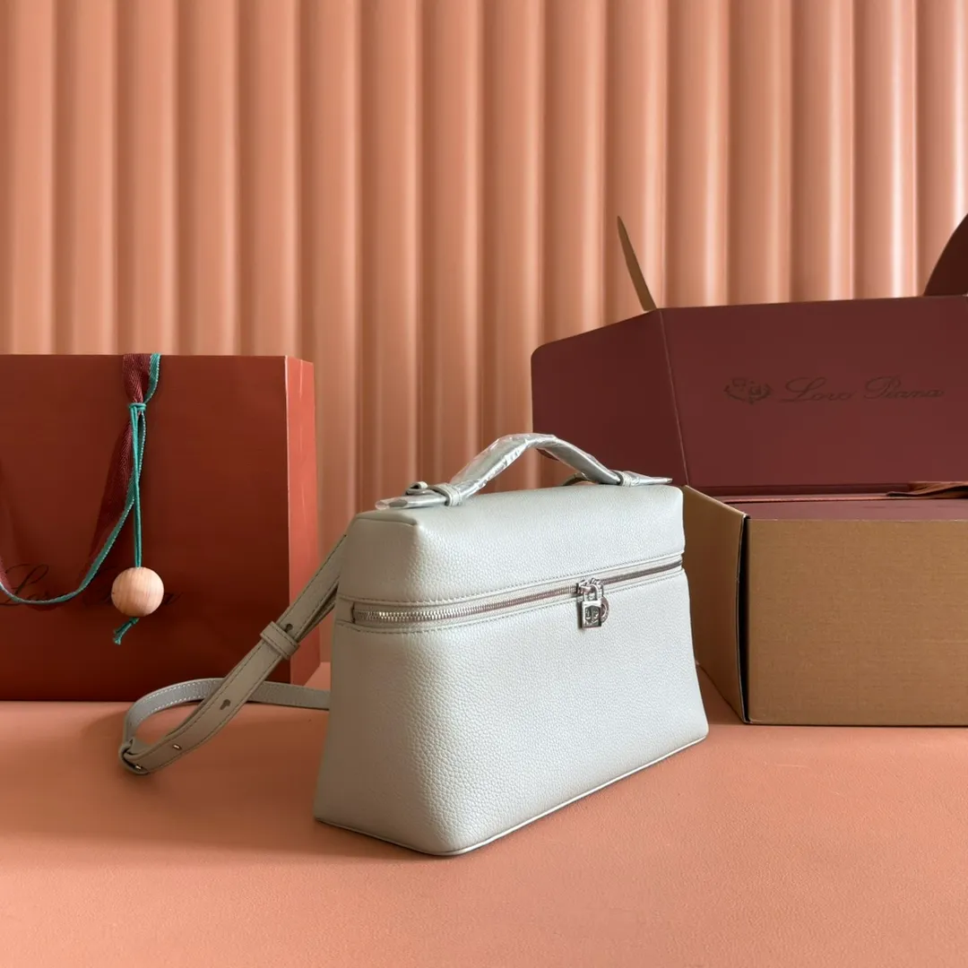 p1280💋💋💋【Original leather all-steel configuration counter complete package】𝐋𝐨𝐫𝐨 𝐏𝐢𝐚𝐧@ Extra pocket L27 series handbag/crossbody bag The most comfortable life is when it is not defined, just like loro The material design of pian@ does not require complicated design styles. The simple and soft outline is elegant and durable, like an exquisite cosmetic case, which perfectly balances appearance and functionality. The leather is delicate and feels as soft as butter. The small bag has a large capacity. It is not only portable with a thin shoulder strap, but can also be worn cross-body. Sisters who have a special liking for minimalist style can buy it. It is simple and versatile. The simpler, the more different. Stars and Instagram celebrities are all planting it. There are two sizes of 19 cm and 27 cm. One is exquisite and casual, and the other is elegant and grand. Dimensions: length 27×width 10×height 16cm (with shoulder strap)